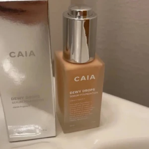 CAIA Dewy Drops Serum Foundation - Säljer caia Dewy Drops Serum Foundation i färgen 10W Nästan helt ny, endast använd några gånger som man kan se på sista bilden. Ger superfint glow och en fin bas under sminket  Nytt pris: 375 kr ❣️Kommer med orignalförpackning.