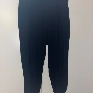 Caprit - Mustat naisten caprit. Resoreissa kiristykset. Ze-Zen mallistosta koko XL. Haara-lahje n 50cm, vyötärön leveys n 38cm. Joustaa. Eläintalous MMM, lisätietoja saa kysymällä Katsothan myös muut ilmoitukseni Saa tarjota 