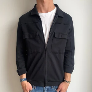 Selected Homme Overshirt - Extremt snygg och passar till allt | Skick - Nyskick | Strl - S | Nypris - ca 1000kr | För ytterligare frågor är det bara att skriva 🤝