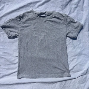 Ljusgrå t-shirt från Weekday - En vardaglig t-shirt, som är ett perfekt basplagg i garderoben!!🙌🙌