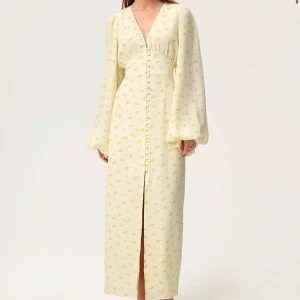 Adoore klänning - Säljer denna fina adoore klänningen! Aldrig använd med prislappar kvar💛 Storlek 40 men passar mig som brukar ha 36/38