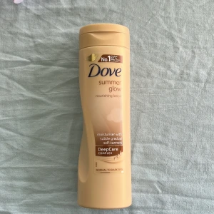 Dove Summer Glow brun-utan-sol lotion - Dove Summer Glow är en närande bodylotion med gradvis brun-utan-sol-effekt. Kommer i en beige plastflaska på 250 ml och är anpassad för normal till mörk hudton. Ger en naturlig solkysst look och innehåller DeepCare Complex för extra återfuktning. Oanvänd!!