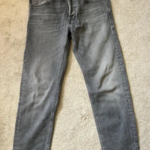 Grå jeans från Jack & Jones, storlek 30/30 - Säljer ett par snygga grå jeans från Jack & Jones i modellen KPFRED/MIKE. Jeansen har klassisk femficksdesign, raka ben och normal passform. Tillverkade i mjukt denimtyg som är skönt att bära hela dagen.