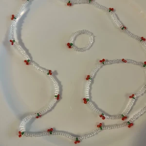 Körsbär pärlset med halsband, armband och ring - Supergulligt set med halsband, armband och ring av små glaspärlor. Handgjort ☺️Elastisk tråd så att de passar de flesta. Vid frågor är det bara att skriva! 