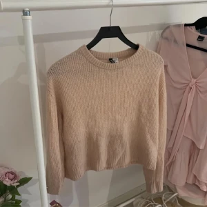 Rosa stickad tröja - Supermysig rosa stickad tröja med croppad passform och rund hals. Perfekt för lager-på-lager och passar till både jeans och kjol. Långärmad och mjuk, enkel att styla för en chill look.💓