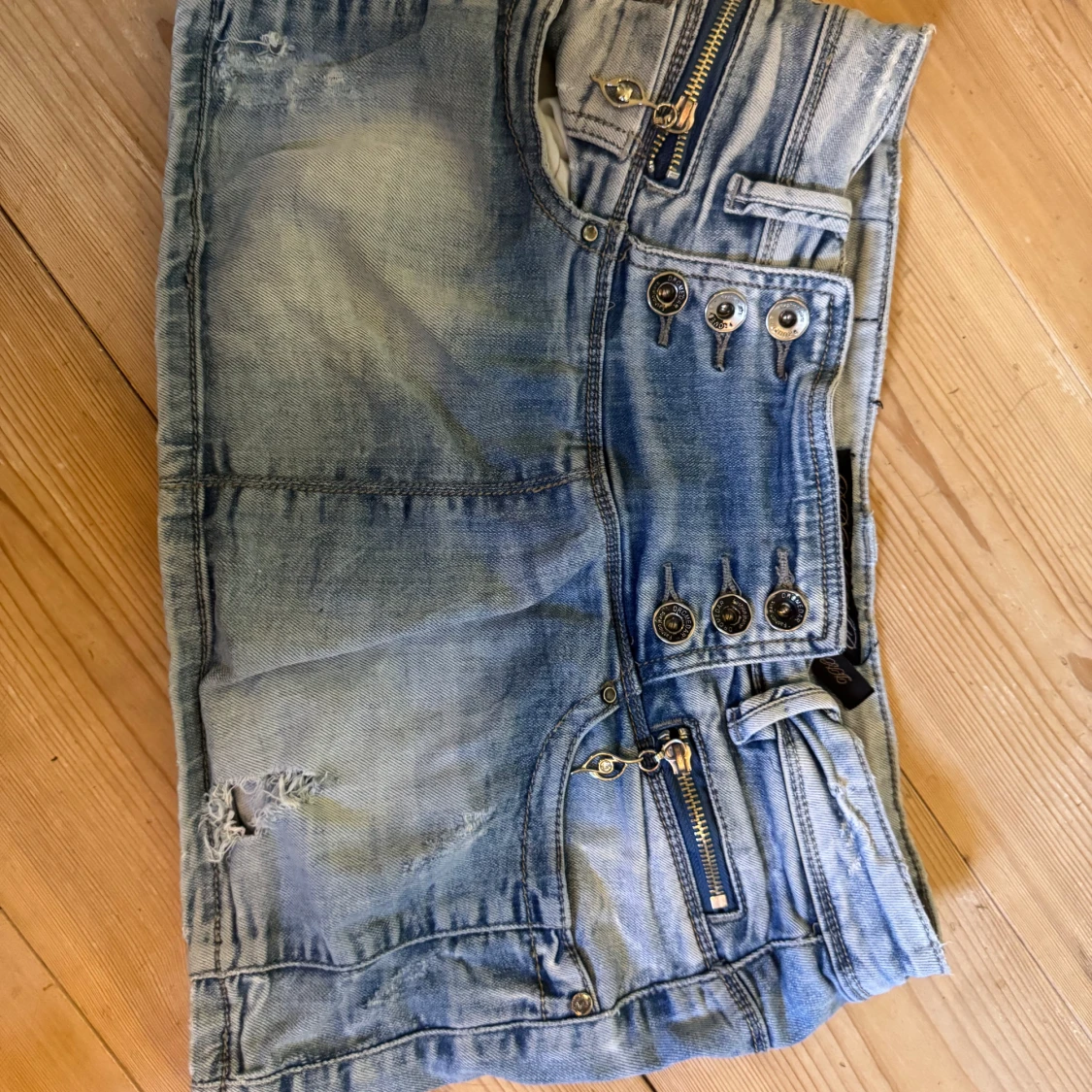 Ljusblå jeanskjol med dragkedjor