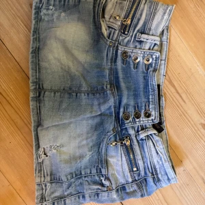 Ljusblå jeanskjol med dragkedjor - Skitsnygg ljusblå jeanskjol med coola fickor , osäker på märket. Storlek S/m 