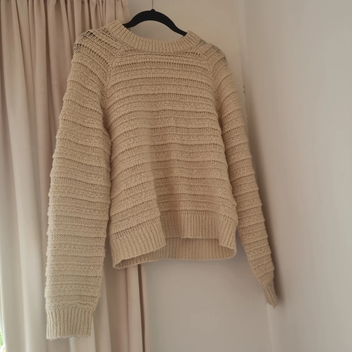 Beige stickad tröja från SAMSA