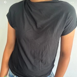 Svart t-shirt annorlunda! - Enkel svart t-shirt med rund hals och korta ärmar. Perfekt att matcha med jeans. 