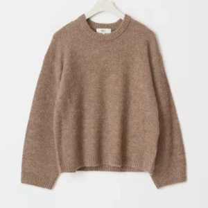 Beige stickad tröja  - Supermjuk beige stickad tröja i en loose fit. Tröjan har rund halsringning, ribbade muddar och är långärmad. Perfekt för lager-på-lager och chill vibes. Materialet är en skön ullmix som håller dig varm hela säsongen. Passar så bra nu till sommarkvällar när de är lite kallare. 