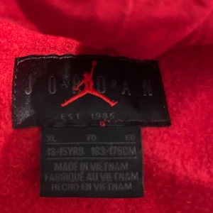 Röd Air Jordan Zip-up hoodie  - Röd hoodie från air Jordan, broderad Jumpman-logga på armen. Kommer inte till användning 