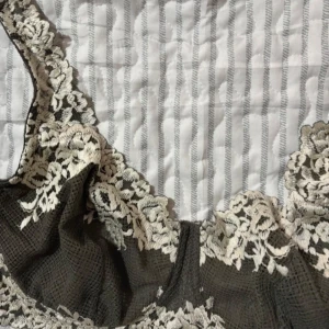 Intimissimi bh - Supersnygg olivgrön bh med krämvit blommig spets längs kanterna och axelbanden. Toppens meshiga tyg ger en cool look och spetsdetaljerna gör den extra unik. Perfekt för dig som vill sticka ut med en feminin och trendig vibe.