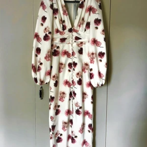 Ginatricot klänning - Klänning ifrån Ginatricot som är använd endast en gång💕