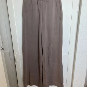 Vida byxor - Ett par fina vida byxor från Stadium Outlet! Fungerar perfekt till en snyggare topp och ser nästan ut som vida kostymbyxor! 🩷  De ser smutsiga ut men det är endast pga att de är skrynkliga, har legat i byrån sedan köp 🩷 Storlek XS 🌸 Finns även i svart