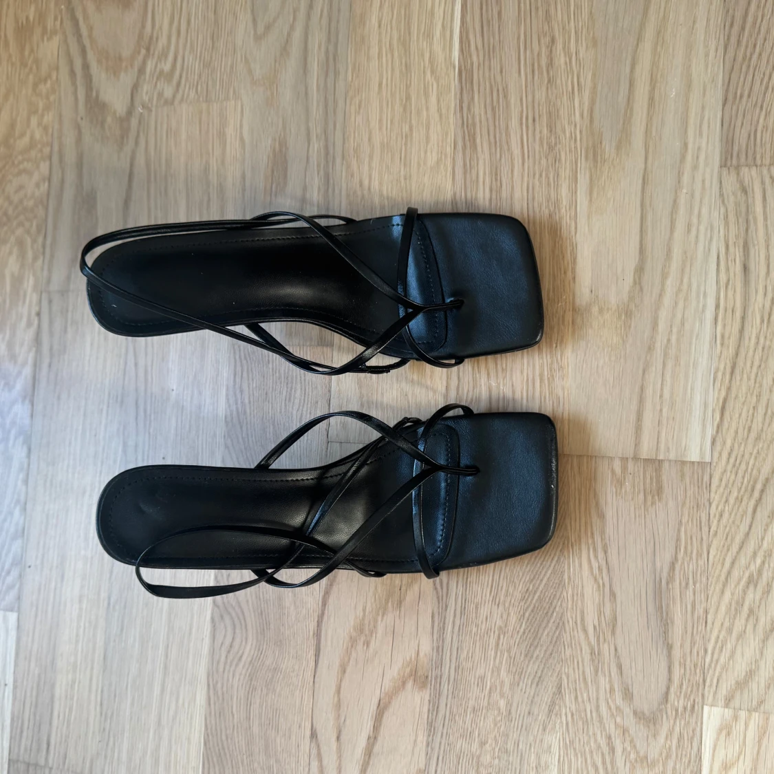 Svarta sandaler med smala remmar och klack - 2