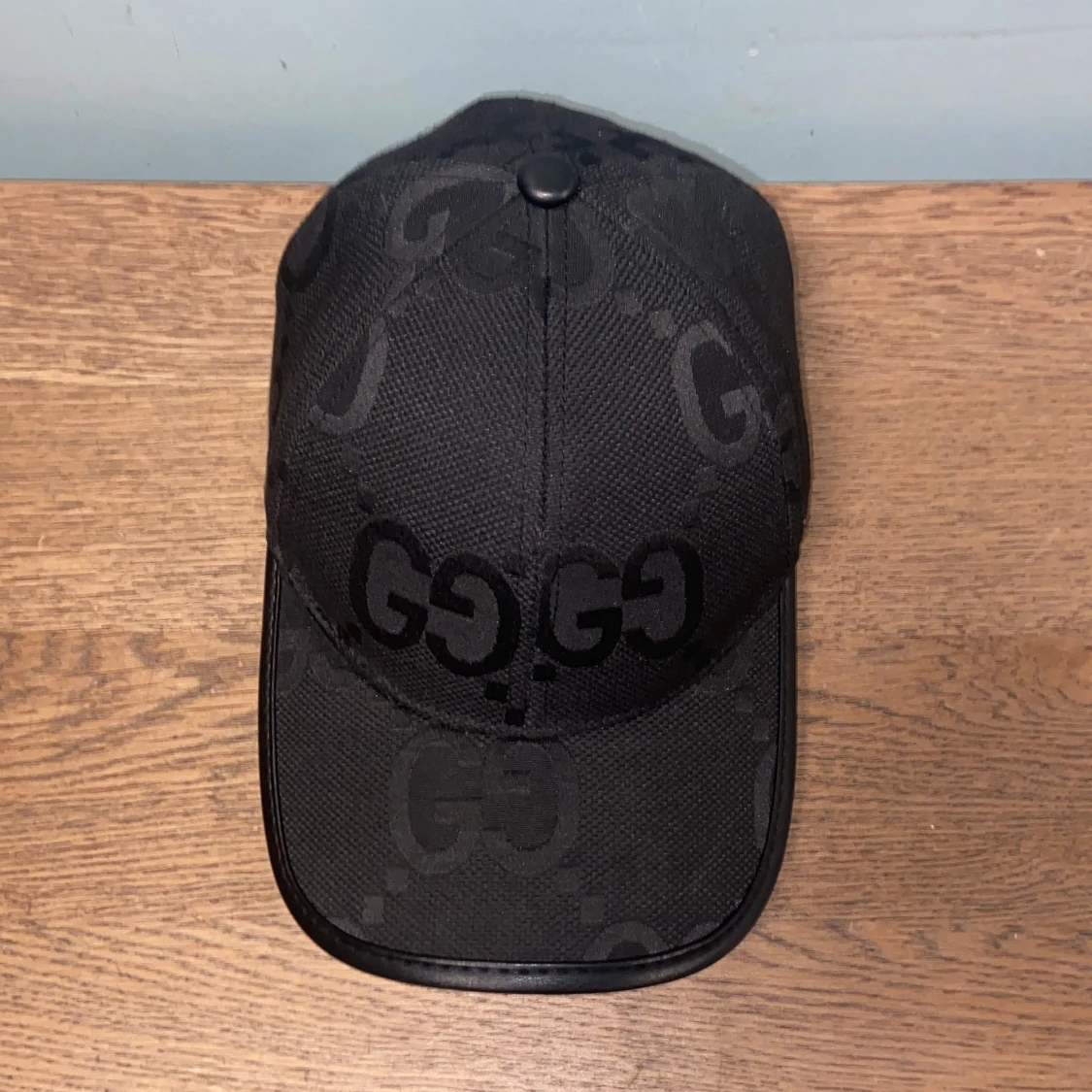 Svart keps från Gucci med GG-mönster - 1