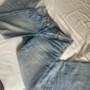 Lågmidjade vintage jeans - Jättefina jeans med låg midja och bootcut. Jag vet tyvärr inte var de är köpta då lapparna har skavit så de är bortklippta. Dom köptes för länge länge sen så jag vet inte vart, längst ner på byxorna är de lite fluffiga vilket jag personligen tycker det är väldigt snyggt💕 passar S. och kanske M  Midjemått: 38 cm Innerbenslängd: 76 cm (från grenen till slutet av jeansen)   Skriv vid fler frågor eller bilder ❤️