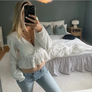 Vit blus - Säljer denna volang blusen. Köpt via plick men oanvänd av mig. Lånad bild av den jag köpte ifrån.