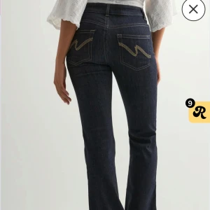 Mörkblå bootcut jeans med broderade fickor - Snygga mörkblå jeans från Nelly, lågmidjade. Enbart provade 💞