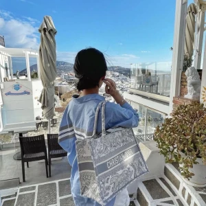 Sommar Väska - Säljer en superfin Väska, använd 1 gång! Skick som ny👌🏻 köptes utomlands ganska dyrt då det är en väldigt bra kopi. Passar perfekt till sommaren eller till semestern. Går även att använda som skötväska. 😍längd ca 41cm och höjd ca 31cm.