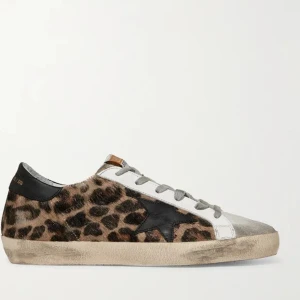 Golde goose skor - Snygga sneakers från Golden Goose med leopardmönstrade sidor, svart stjärndetalj och vit panel. Skorna har grå snörning, rund tå och beige sula med vintage-look. Köpta på Wakakuu för ett år sen, knappt använda. Har kvitto. 