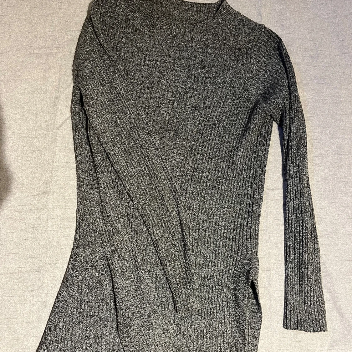 Grå ribbstickad lång tröja med slits - 2