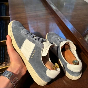 Paul Smith blåvita sneakers mocka - Snygga sneakers från Paul Smith i blå mocka och vitt skinn. Klassisk låg modell med rund tå, vita detaljer och snörning. Perfekta för dig som gillar stilrena och tidlösa skor med en modern touch. Nypris ligger på 3500. Väldigt lika valentino flycrews!