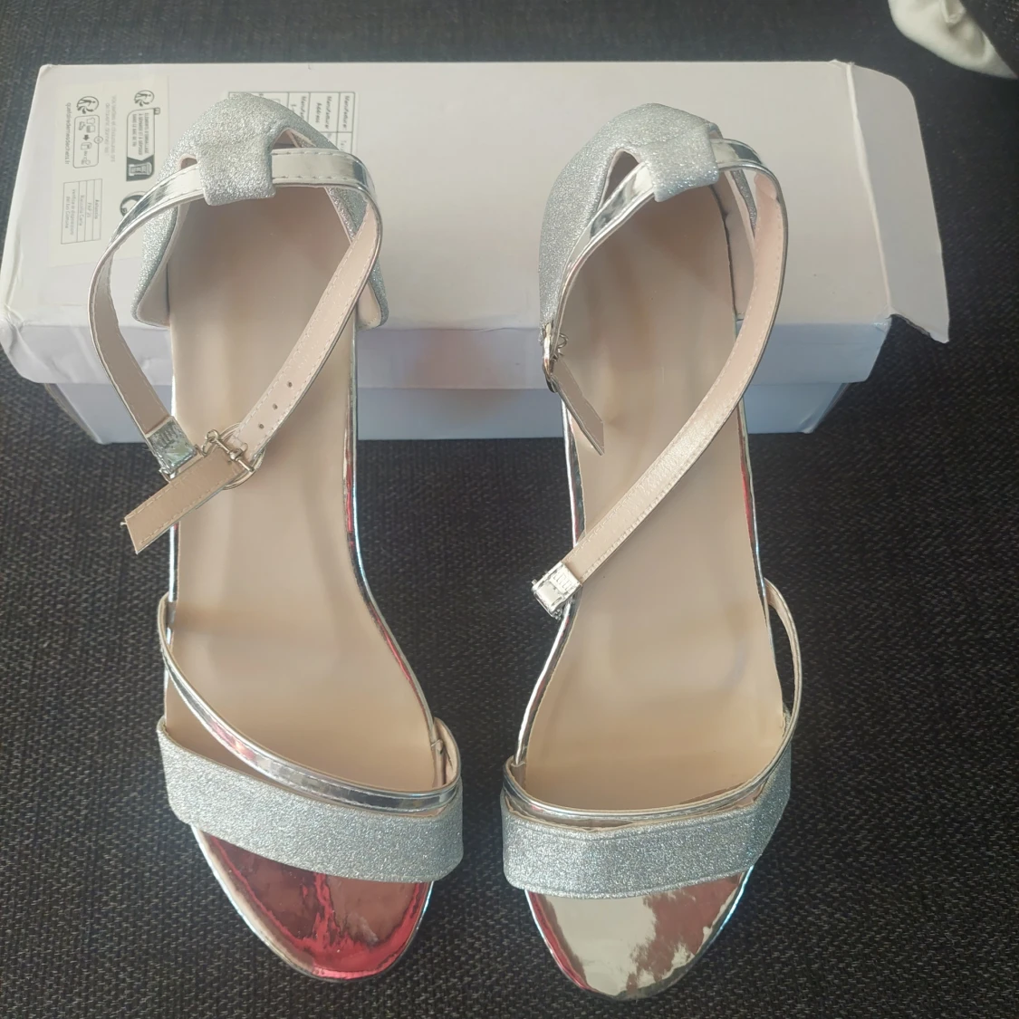 Nya glittriga silvriga sandaler med låg klack - 2