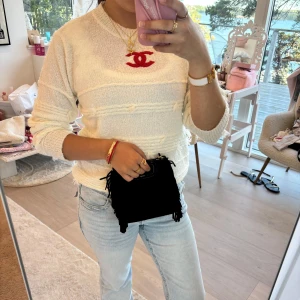 Vit stickad tröja - Vit stickad vintage tröja från chaneI !! 💛💛 I storleken M. Tröjan är vintage men jag har själv aldrig andvänt den !! 💓💓