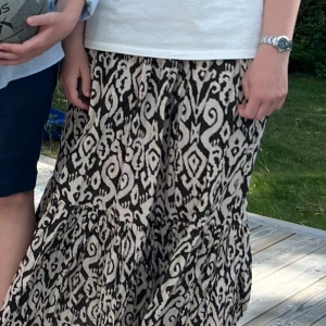 Svartvit långkjol med mönster från Zara - Supersnygg långkjol från Zara som ej längre kommer till någon användning. Kjolen är super skön och luftig. Perfekt nu till sommaren 😇🛵 Den är lång på mig som är 173 🙌🏼