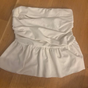 Vit  tubtopp med volang - jätte fin vit tubtopp som har kommit till andvädning fårtal gånger, ser ut som ny💓skriv privat för fler bilder 