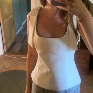 Populär Zara tröja  - Super fin Zara tröja. Den är endast testad. Säljer för att den var lite för stor❣️❣️går helst inte ner i pris då jag köpte den för 329kr och är endast testad❣️
