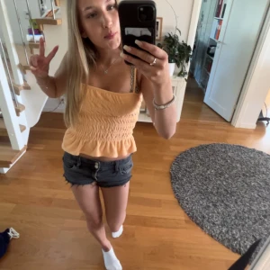 Persikofärgad smockad linnetopp - Supersöt persikofärgad linnetopp med smockad midja och volangkant nedtill. Tunt och luftigt material, perfekt för varma dagar. Från hm i storlek xs❤️