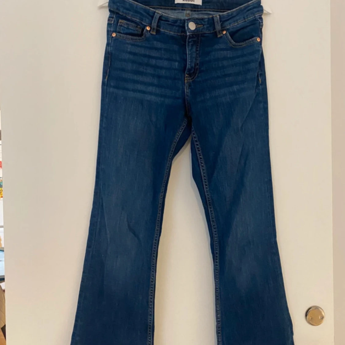 Blå bootcut jeans med normal passform