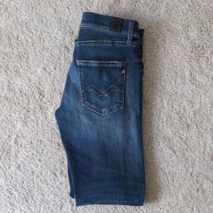 Replay jeans - Hejsan! Säljer dessa sjukt snygga Replay jeansen i en fin mörkblå färg👗, passform: kille | storlek: 152-156cm / 12-13y | Slim fit modell ) självklart äkta✅ köpta på kidsBrandStore för 1200kr! 10/10 skick inga skador eller något, säljer för endast 699kr då jag tappade bort kvitto👍🏼. Hör av er👍🏼