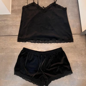 Velour pyjamas set - Snygg svart velour set med spets. Linnet är i storlek xl och shortsen i L. Helt nya och aldrig kommit till användning 
