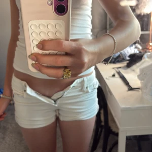 Vita lågmidjade jeansshorts  - Säljer ett as snygga par vita, lågmidjade jeansshorts från lager. Säljer då dom är försmå för mig 