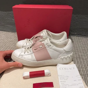 Valentino open skor - Hej! Säljer nu dessa grymt snygga Valentino open skor i grymt skick. Allt på bilderna medföljer. Hör av dig vid frågor