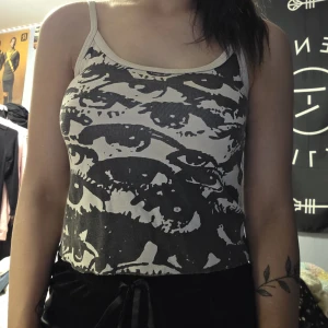 y2k crop top  - linne från brandy melville. det är uppsytt i axelbanden men annars nästan nyskick, använt 1 eller 2 gånger