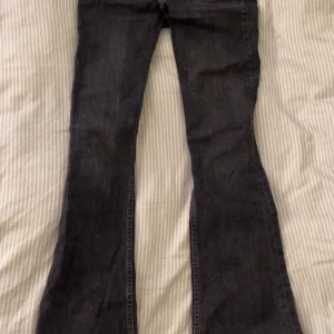 Mörkgrå bootcut jeans - Säljer dessa snygga jeans från Gina, dem säljs inte längre och är helt plain bootcut jeans