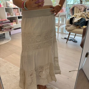 Beige långkjol - Säljer en super fin beige långkjol !! 💛💛 Står ingen storlek. Aldrig använd och är därför i nyskick! 💓💓 