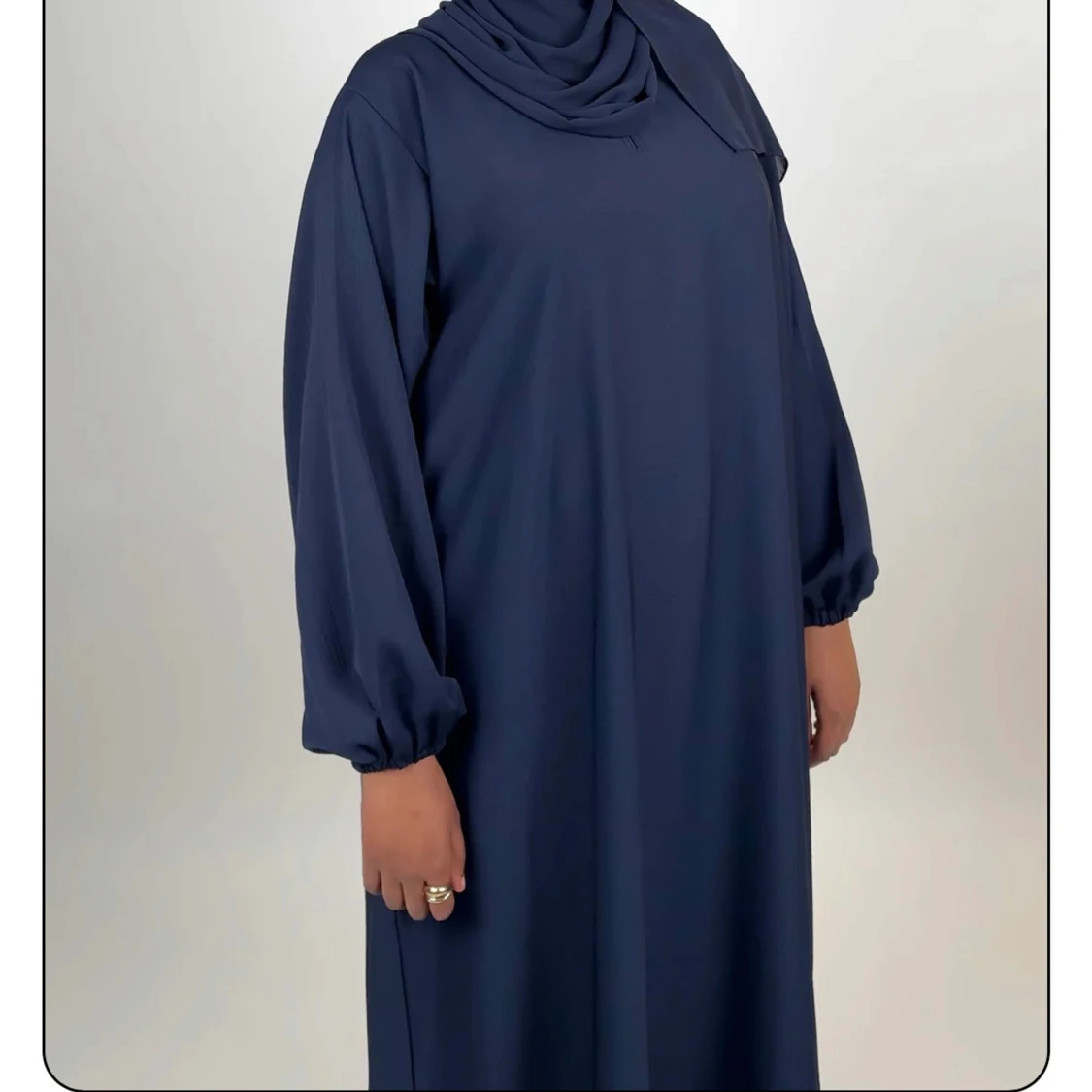 Marinblå abaya med stängda ärmar