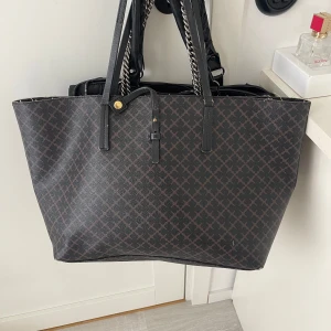 By Malene Birger väska  - Äkta malene birger väska, säljer pga aldrig använder, några defekter, kan diskutera pris 🩷