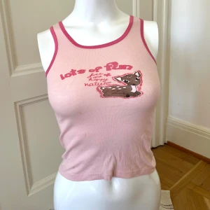 🎀söt tanktop  - söt rosa vintage topp med tryck av rådjur! Tight passform så passar bäst xxs/xs. Tyvärr lite fläckar och uttänjt tryck, därav pris. Men fortfarande rolig och unik topp🌷🌷