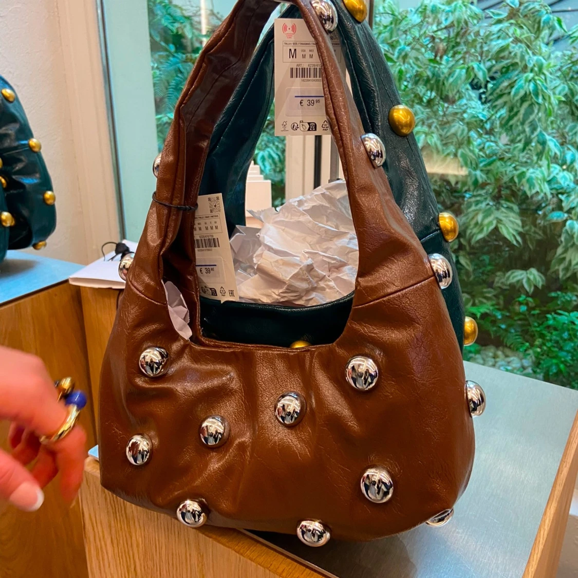 Brun axelväska med silvriga nitar