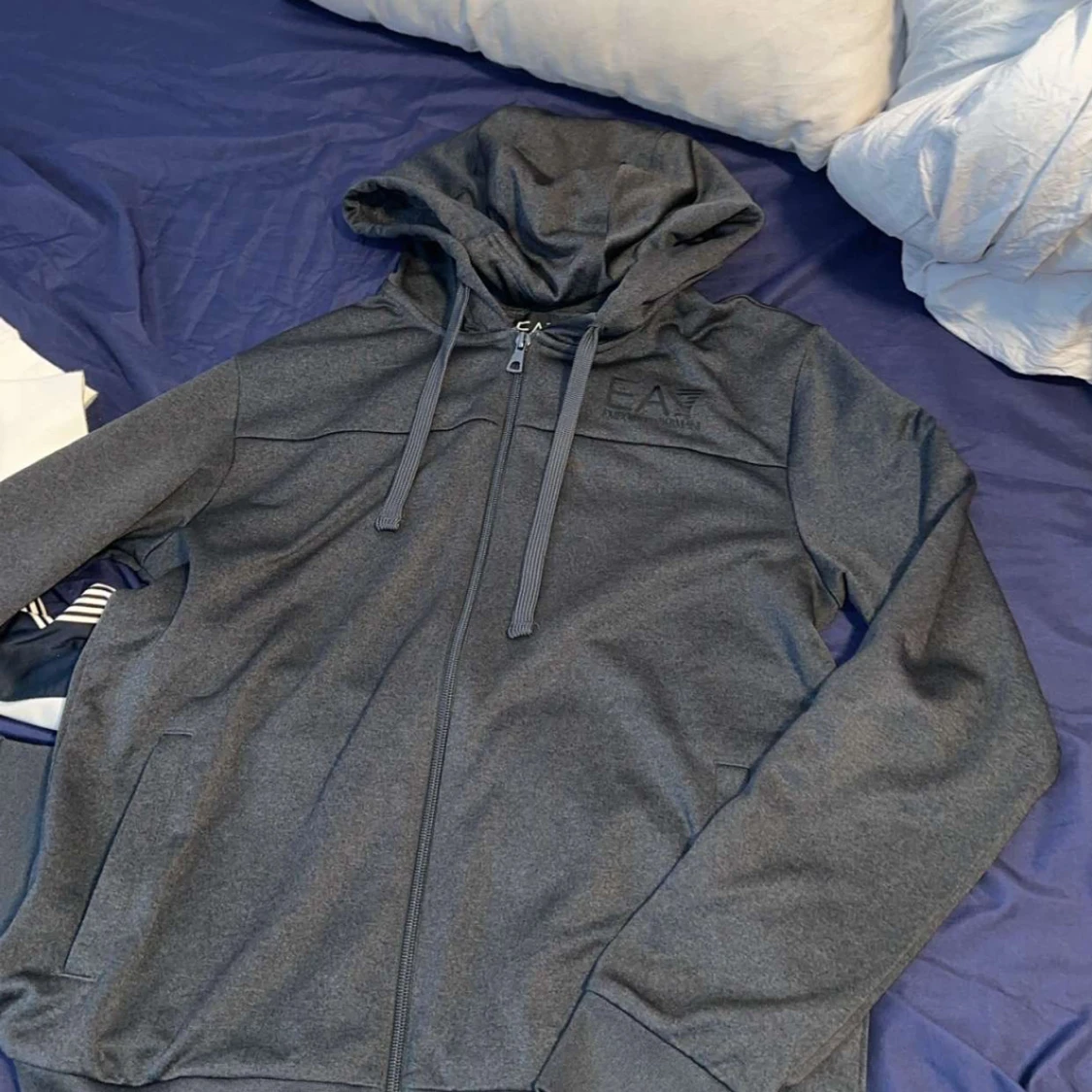 Grå hoodiejacka från EA7 Emporio Armani