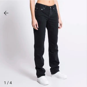Lager 157 Jeans - Svarta Jeans i nästan helt nytt skick (använt fåtal gånger) från Lager 157 i modellen Icon. Storlek L men passar också M.