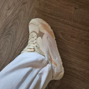 Beige chunky sneakers från Puma - Säljer ett par chunky sneakers från Puma i olika beige toner med inslag av vitt och ljusbrunt. Skorna har mesh och syntetpaneler, kraftig sula och snörning framtill. Perfekta för dig som gillar en sportig och trendig look.