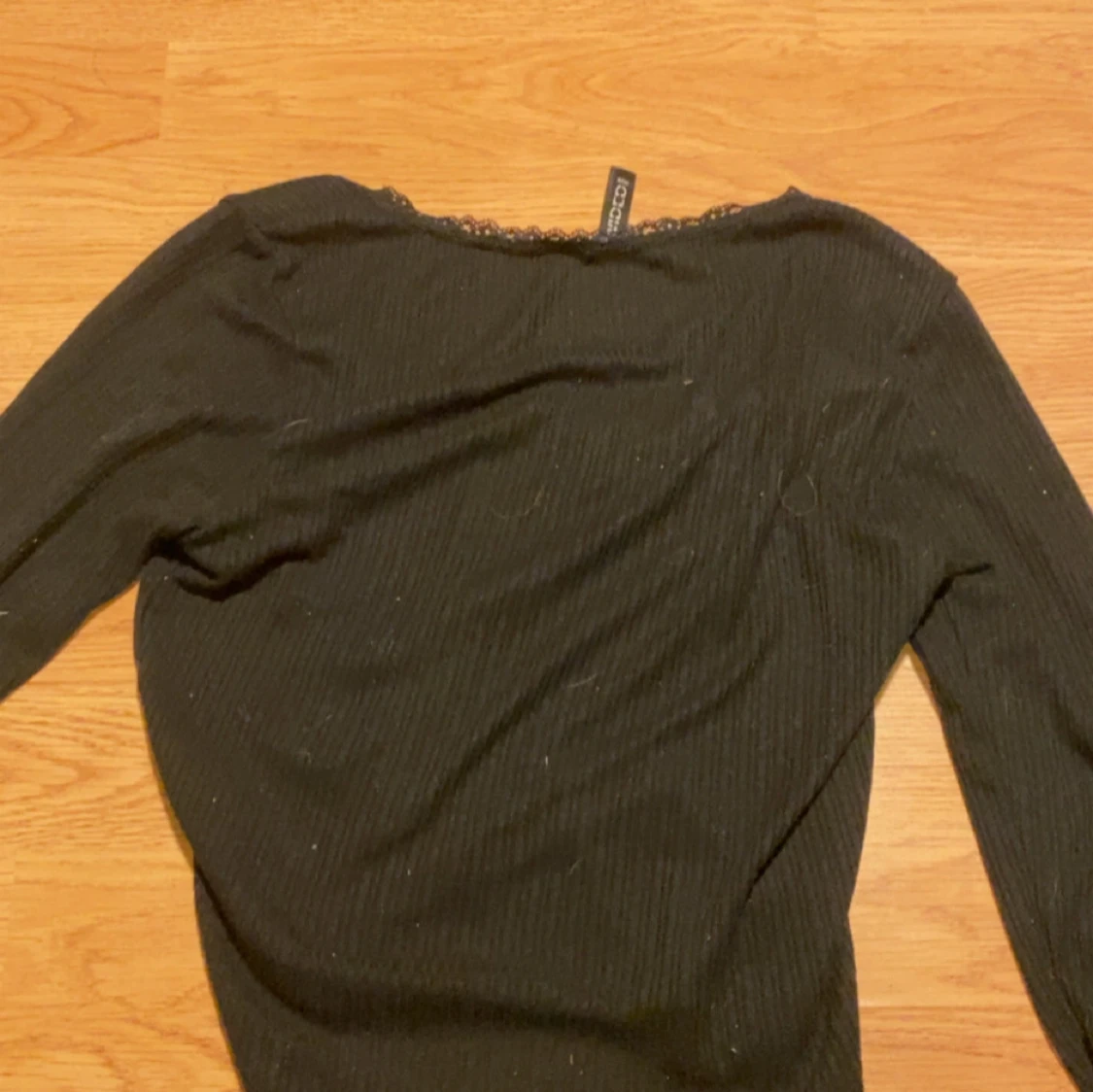 Svart ribbad topp med spets från H&M divided - 1