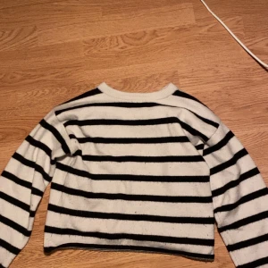 Randig tröja från XOXO Friends -  stickad tröja från XOXO Friends i svart och vitt med klassiskt horisontellt randigt mönster. Tröjan har används 1 gång.